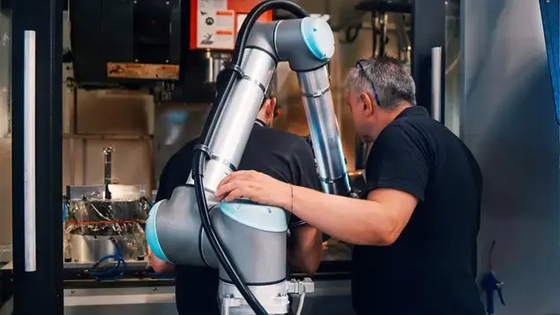 De Robot van UR UR10 Cobot met de Tang 3-vinger van SMC Elektrische Type LEHS Samenwerkingsrobot voor het Palletiseren Behandeling
