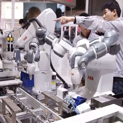 Handhaving Robotic Arm 6 Axis IRB 1300 Met CNGBS Robot Gripper Voor Material Handling Robot