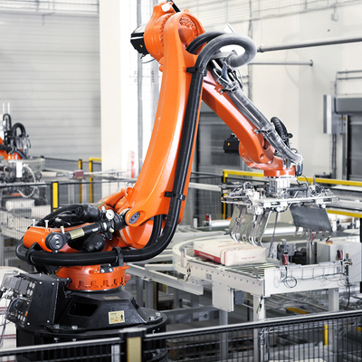KUKA Palletizing Robot KR 240 R3200 PA Met CNGBS Guide Rails Als Automatische Palletizer Industriële Robot Arm