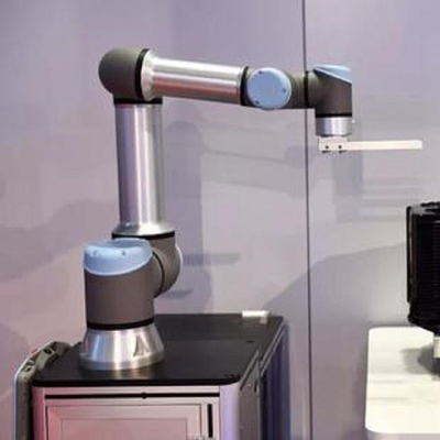Collaboratieve robot UR 16e met 16 kg nuttige lading met vacuümzuigbekers van manipulator als cobot