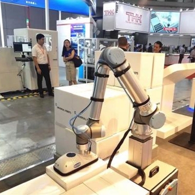 Collaboratieve robot UR 16e met 16 kg nuttige lading met vacuümzuigbekers van manipulator als cobot