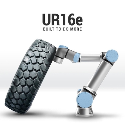 Collaboratieve robot UR 16e met 16 kg nuttige lading met vacuümzuigbekers van manipulator als cobot