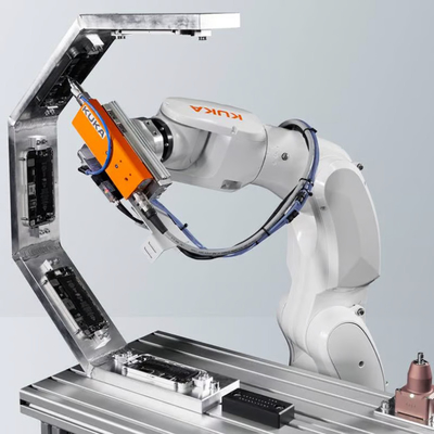 KUKA Cobot KR 4 R600 voor het hanteren van een Onrobot Gripper als pick-and-place machine