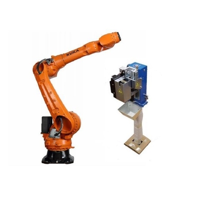 Kuka Robot KR 70 R2100 met CNGBS-wapenreinigingsstation voor automatisering van het lassen met 6-assige robotarm