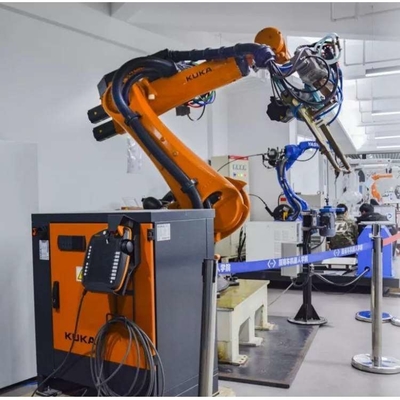 Kuka Robot KR 70 R2100 met CNGBS-wapenreinigingsstation voor automatisering van het lassen met 6-assige robotarm