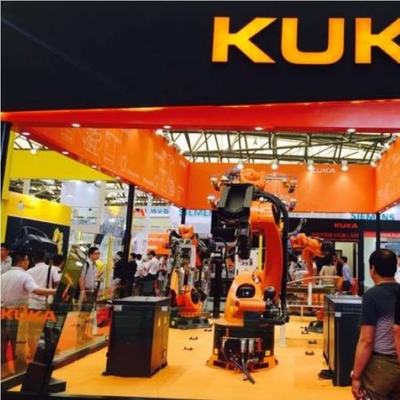 Kuka Robot KR 70 R2100 met CNGBS-wapenreinigingsstation voor automatisering van het lassen met 6-assige robotarm