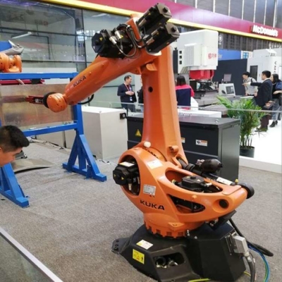 Kuka Robot KR 70 R2100 met CNGBS-wapenreinigingsstation voor automatisering van het lassen met 6-assige robotarm