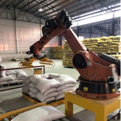 Kuka palletiserende robotarm 4 as KR 470 PA met CNGBS-reiniger geautomatiseerd als industriële robot