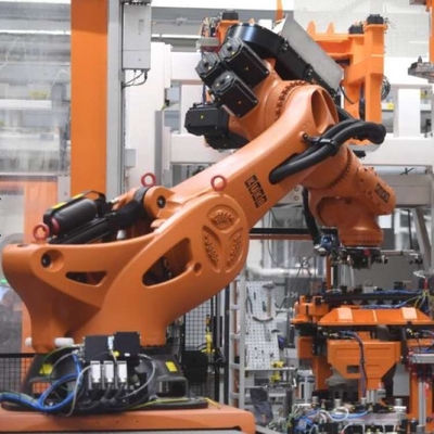 Kuka palletiserende robotarm 4 as KR 470 PA met CNGBS-reiniger geautomatiseerd als industriële robot