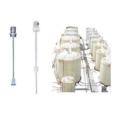 Meting van het niveau van vloeistof in de tank voor olieopslag, uitgerust met FEEJOY FJM-L magnetostrictive level transmitter instrument