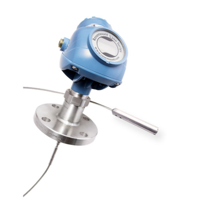 De op de skid gemonteerde tank is uitgerust met de EMERSON Rosemount 5300 niveauzender - geleide golf radar niveaumeter