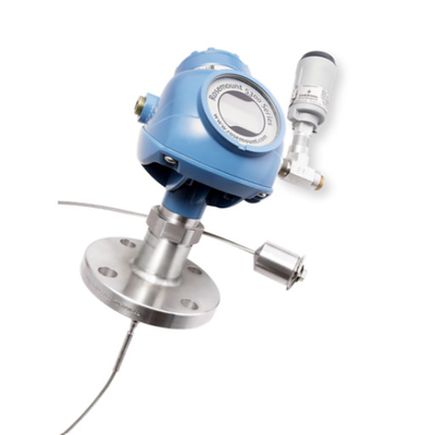De op de skid gemonteerde tank is uitgerust met de EMERSON Rosemount 5300 niveauzender - geleide golf radar niveaumeter