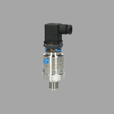 Druk/debietregelaar met Endress+Hauser Proline Prowirl D 200 werveldebietmeter en Cerabar PMC11 druksensor
