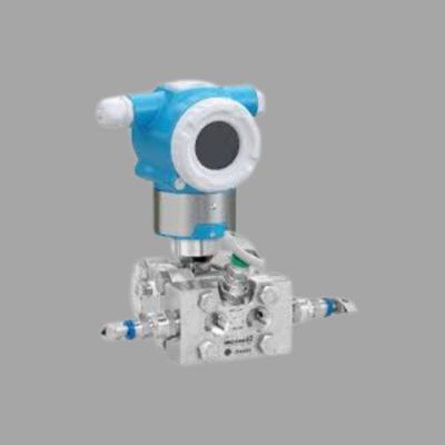 Druk/debiet regelunit met Endress+Hauser Proline Prowirl R 200 flowmeter en Deltabar PMD50 verschildruksensor.