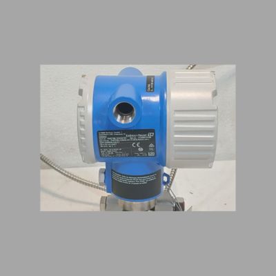 Stroomregelklep met Endress+Hauser ProlineProwirl R200-stroommeter en Deltabar PMD78B-differentialdrukzender.