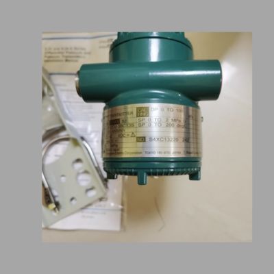 Druk/debietregelsysteem uitgerust met een Yokogawa VY-serie werveldebietmeter en een EJX-serie 910A multivariabele transmitter