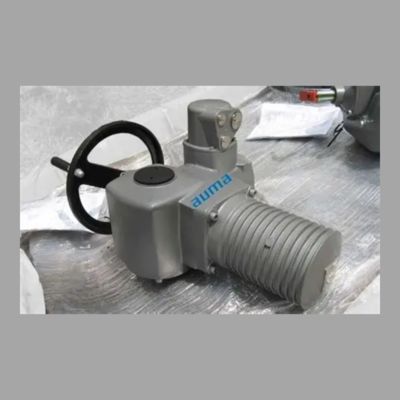 Gemotoriseerde kogelkraan met een AUMA GS kwartslag-tandwielkast en SA multi-turn modulaire universele elektrische actuator.