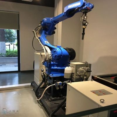 Het lassen van Mechanisch Wapen 6 As Motoman AR2010 met Industrieel Robotachtig Wapen