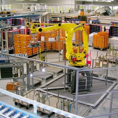 Oogst en Plaats Robotachtig Wapen 4 van het Robotwapen m-410iC/185 As als de Industrierobot