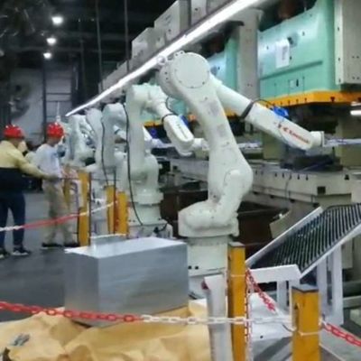Industriële robotarm 6 as Kawasaki RS050N met CNGBS-geleidingsrail voor robot voor pallethantering