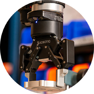 Het aanpassingswerk van Tangrobotiq 2F-140 voor Machine het Neigen en het Gebruik van de Motorassemblage met Cobot als Handtang