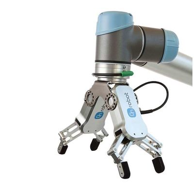 Samenwerkende robot gecombineerd met robotarmgrijper RG2 voor het hanteren van Cnc als robotgrijper