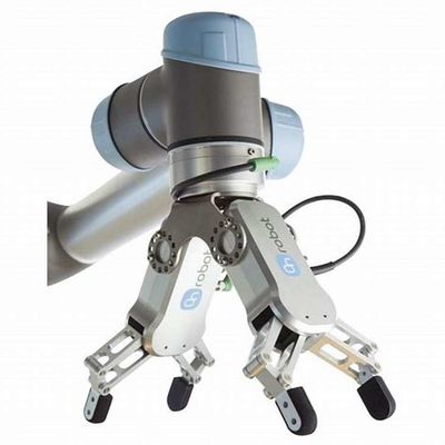 Samenwerkende robot gecombineerd met robotarmgrijper RG2 voor het hanteren van Cnc als robotgrijper