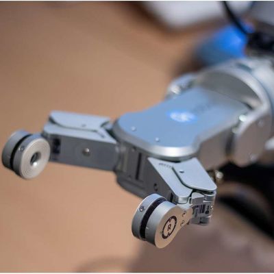 Smart Robot Gripper RG2-FT met samenwerkende robotarm voor industriële robotautomatisering