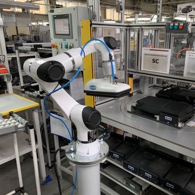 De Elfachtige Reeks E5 Cobot van HAN als Oogst en Plaatsmachinewerk met AGV Robotnuttige lading 5kg met As 6