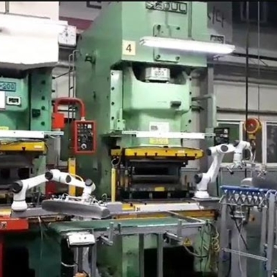 De Elfachtige Reeks E5 Cobot van HAN als Oogst en Plaatsmachinewerk met AGV Robotnuttige lading 5kg met As 6